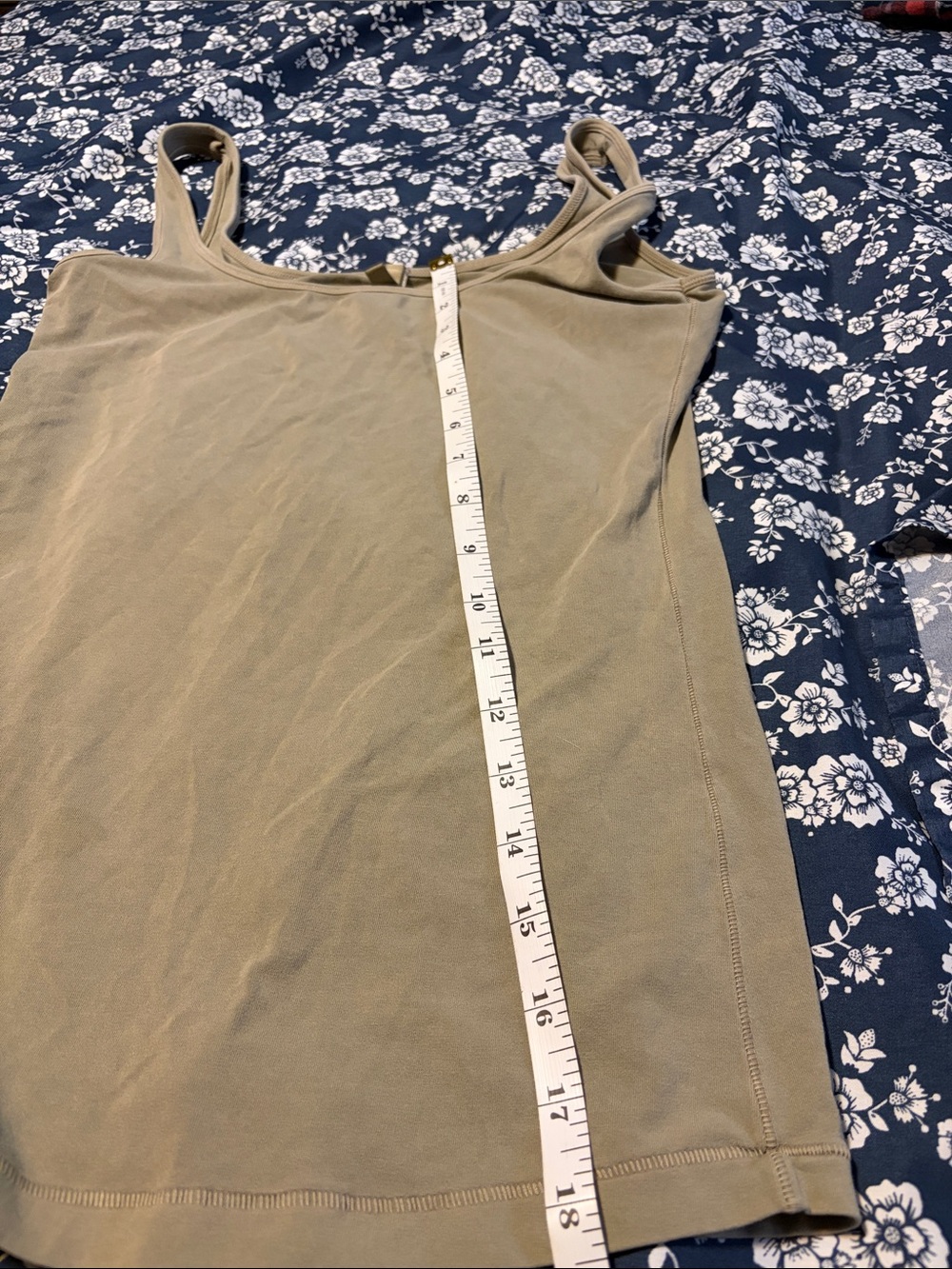 SKIMS Square-Neck Tank with Wide Straps - Picture 4 of 4